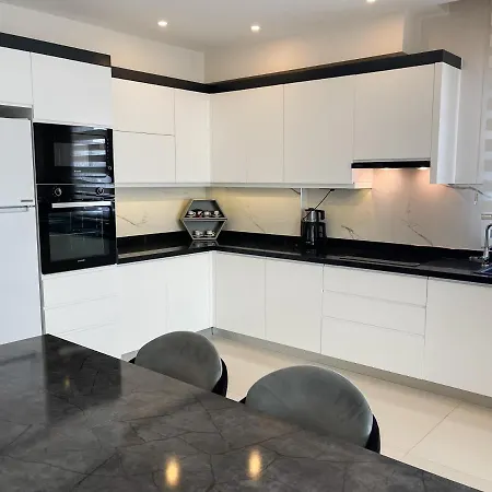 A Four-bedroom Flat Near The Sea In Konak Terrace Appartamento