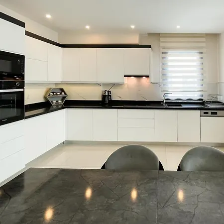 A Four-bedroom Flat Near The Sea In Konak Terrace Lejlighed *