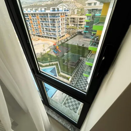 A Four-bedroom Flat Near The Sea In Konak Terrace شقة ألانيا
